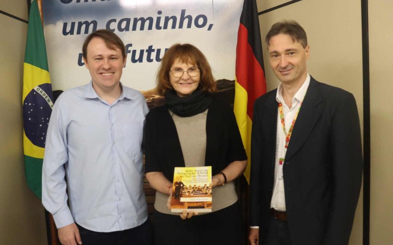 Na foto, Felipe Kuhn Braun, Bettina e Jos&eacute; de Souza logo ap&oacute;s a entrega do livro do parlamentar &agrave; embaixadora