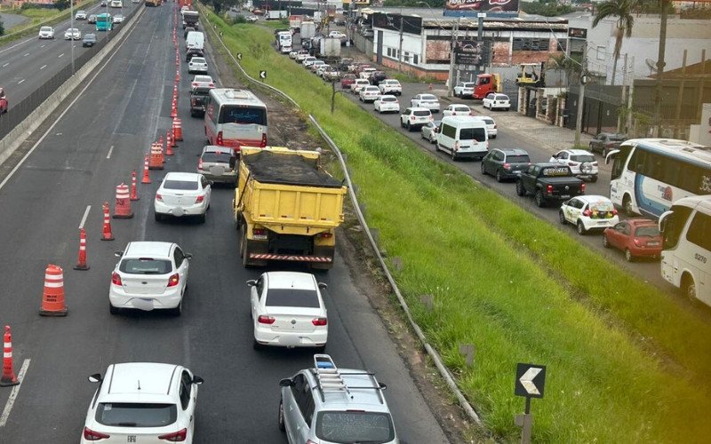 Trânsito na BR-116 em São Leopoldo