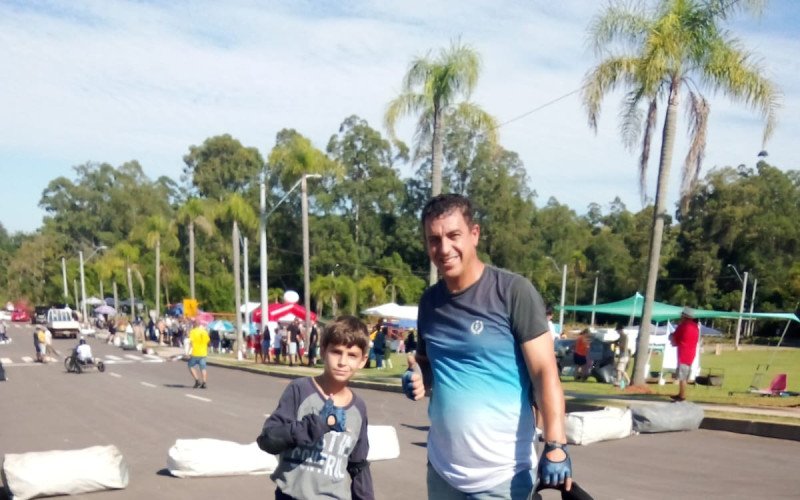 Márcio Leal Jesus e Matheus Marques Leal Jesus, pai e filho, correm juntos nas competições de carrinho de rolimã