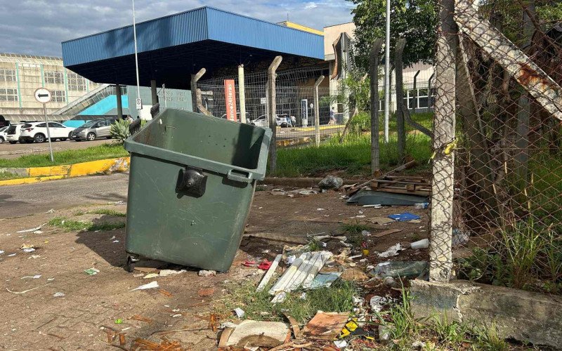 Lixeira tombada próxima a rodoviária virou dispensa de alimento dos roedores | abc+