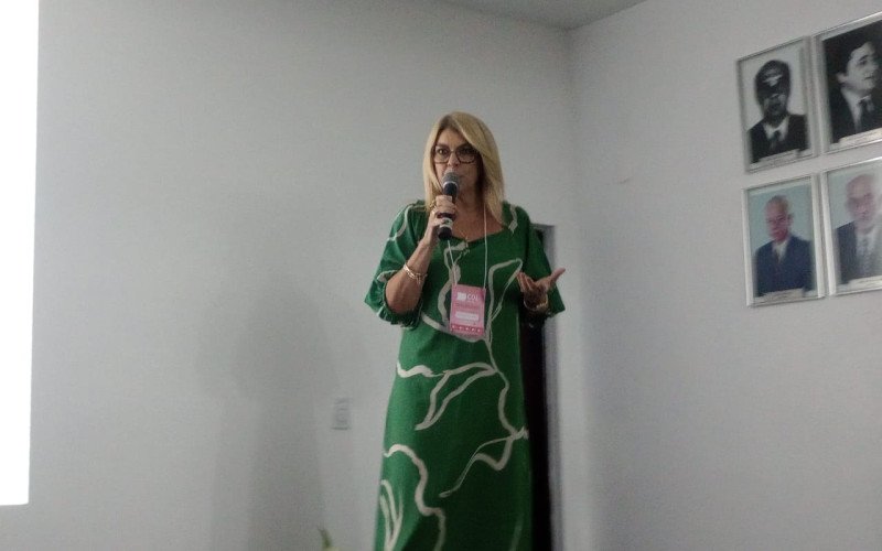 Débora Lunardi palestra no lançamento oficial da CDL Mulher