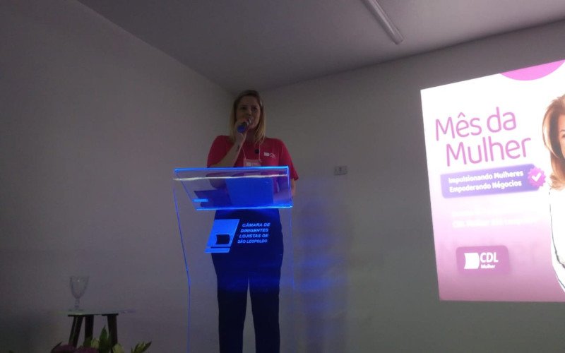 Claudia Rosa palestra no lançamento oficial da CDL Mulher