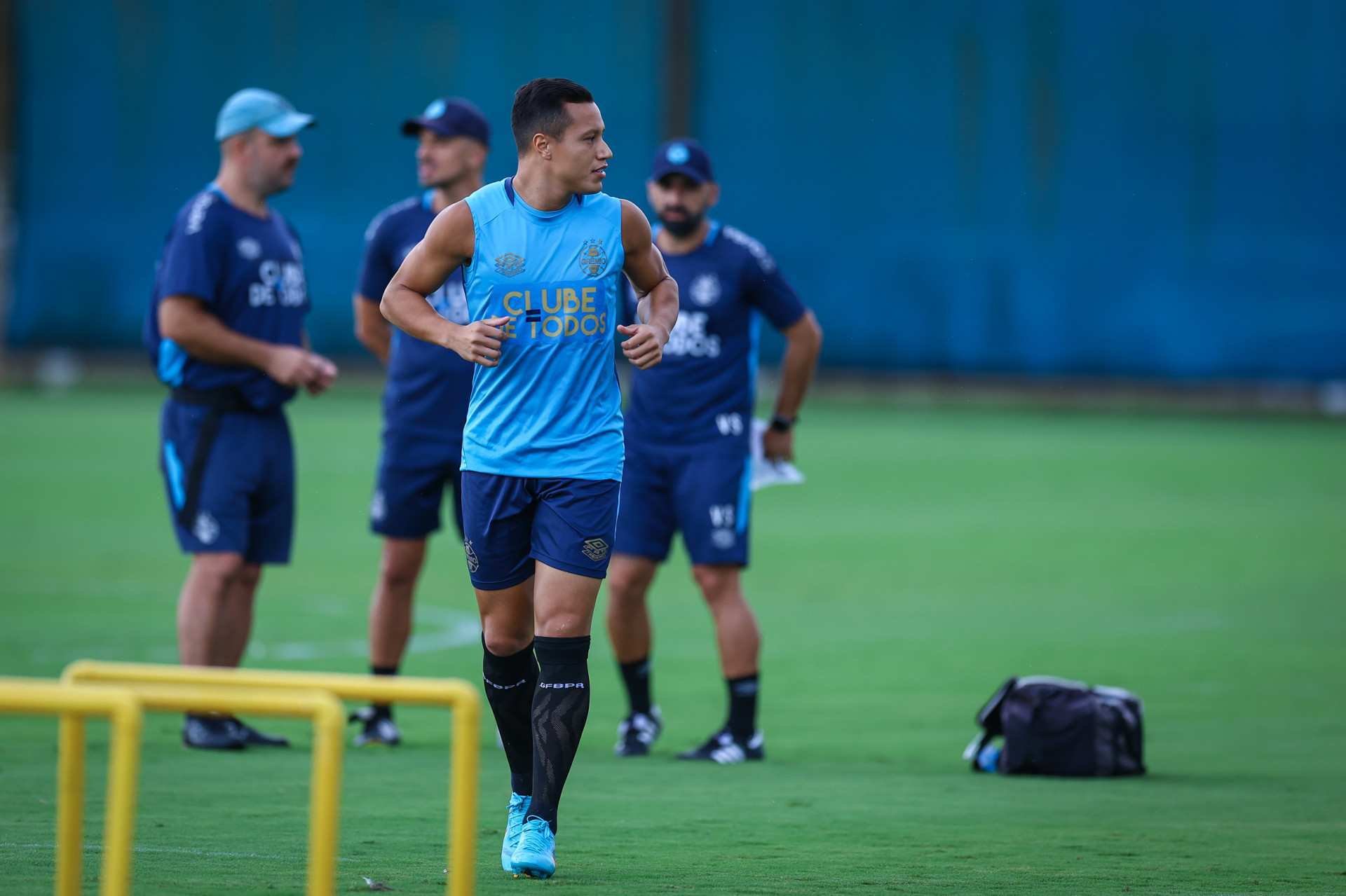 Marlon sofre grave les&atilde;o em triunfo do Gr&ecirc;mio sobre o Vit&oacute;ria; veja v&iacute;deo