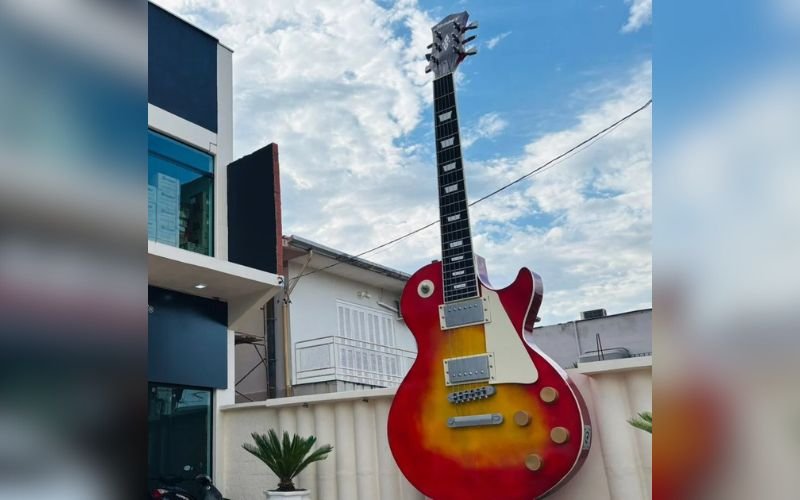 Guitarra gigante vira atrativo tur&iacute;stico na regi&atilde;o: Instrumento tem 7 metros de altura e quase meia tonelada
