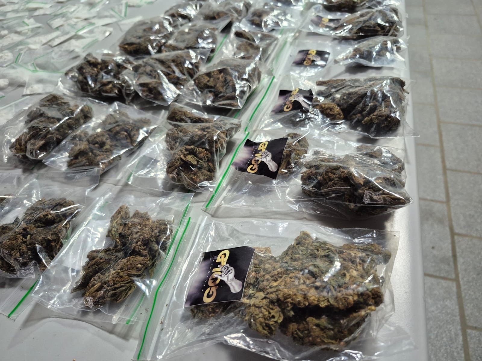 “Colombia Gold”: Cocaína e maconha de alto valor são encontradas em depósito de tele-entrega de drogas em Novo Hamburgo