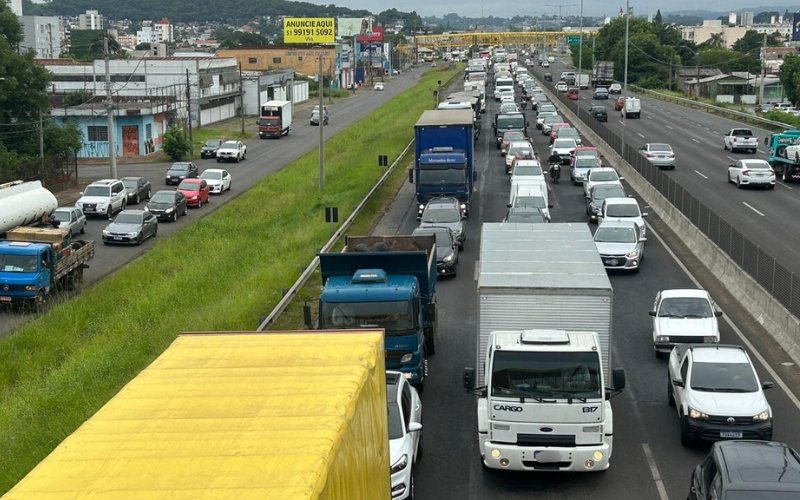 Trânsito complicado na BR-116 em São Leopoldo, na quinta-feira (19), devido a obras na pista | abc+