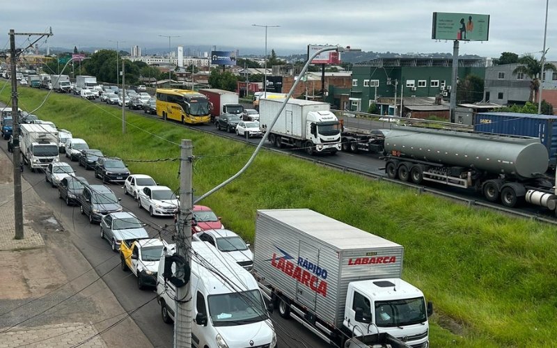 BR-116: Bloqueio de duas faixas para obras traz caos ao tr&acirc;nsito em trecho do Vale do Sinos