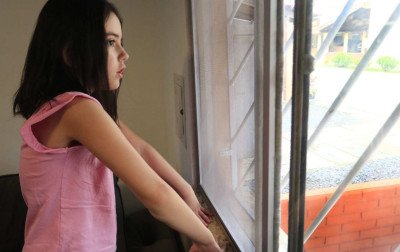 "É um absurdo": Há anos lutando para garantir tratamento à filha, família é cobrada em quase R$ 150 mil pelo Estado