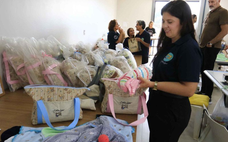 Lisandra organiza os kits para doação | abc+