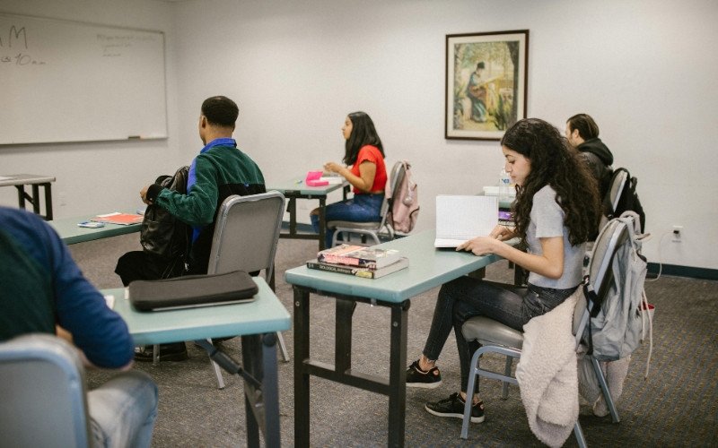Estudantes - alunos - faculdade - universidade - sala de aula | abc+