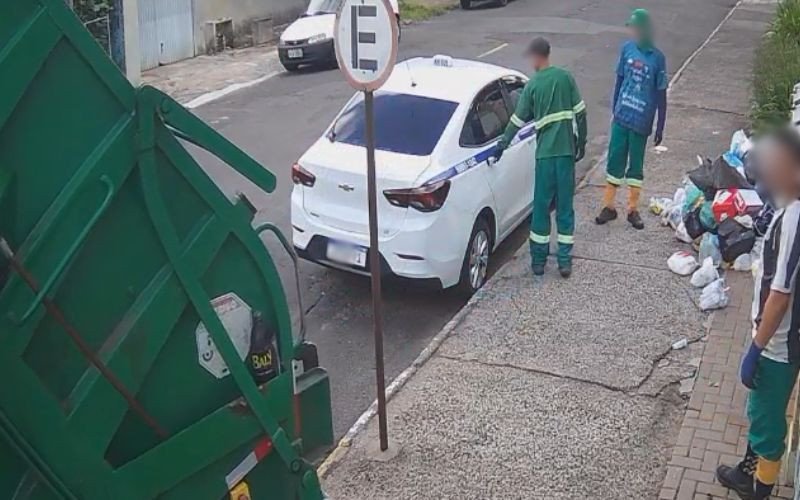 Coletores de lixo jogam resíduos sobre carro em Novo Hamburgo