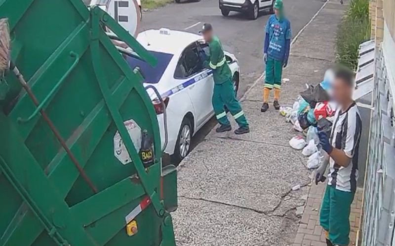 Coletores de lixo jogam resíduos sobre carro em Novo Hamburgo