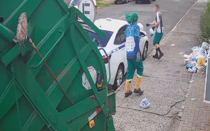 Coletores de lixo jogam resíduos sobre carro em Novo Hamburgo
