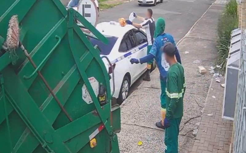 Coletores de lixo jogam resíduos sobre carro em Novo Hamburgo