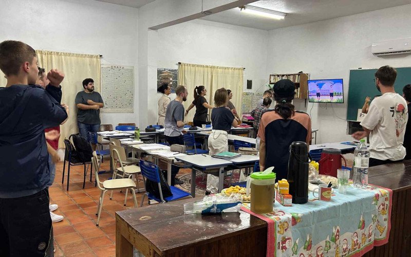 Alunos seguem ritos tradicionais, além de aprender sobre o idioma