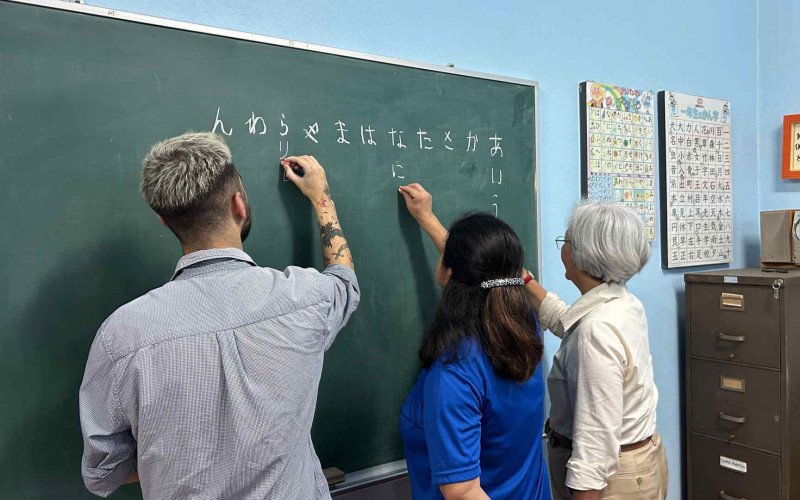 Estudantes de turma avançada em atividade caligrafia
