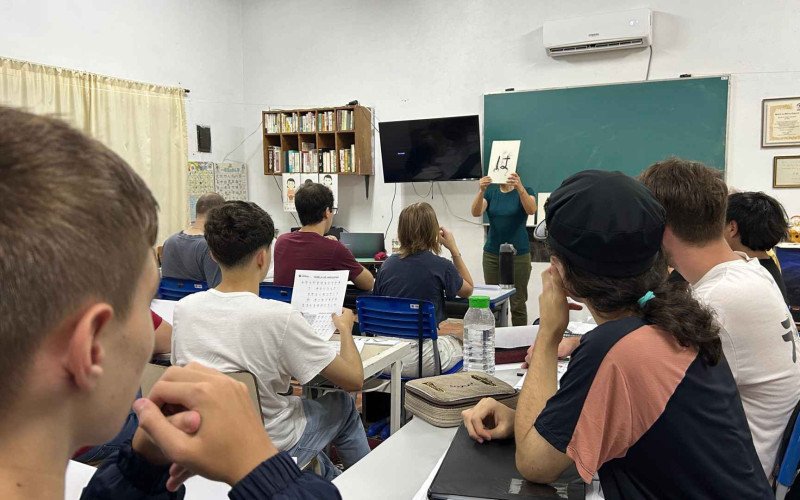 Professora Iaioi apresenta as letras de um dos alfabetos nikkei | abc+