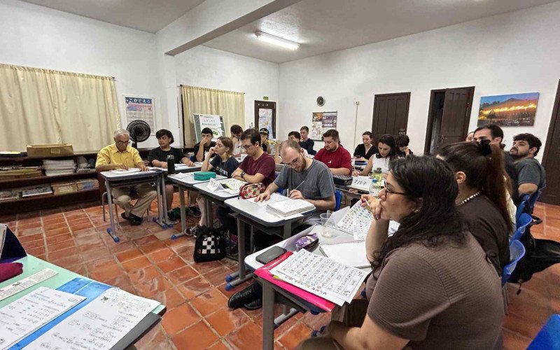 Cerca de 20 alunos, da turma de iniciantes, acompanham a aula de quinta-feira (19)