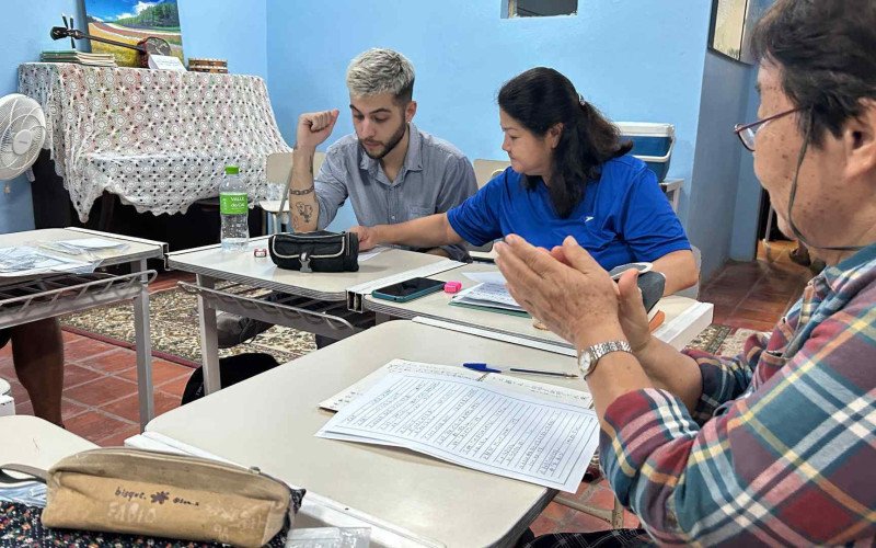 Turma avançada de japonês corrige atividades