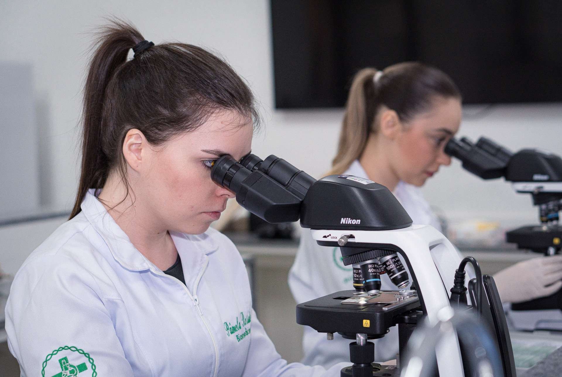 Estudantes em aula pr&aacute;tica no curso de Biomedicina | abc+