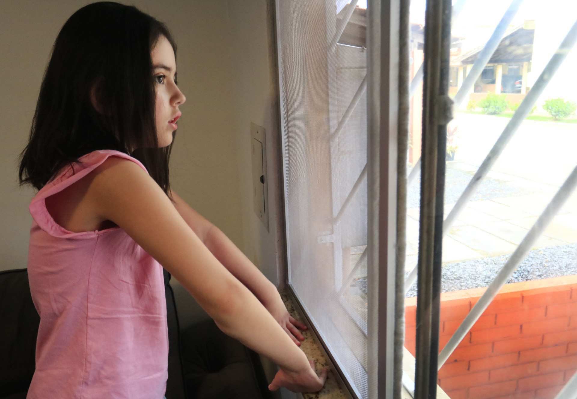&ldquo;&Eacute; um absurdo&rdquo;: H&aacute; anos lutando para garantir tratamento &agrave; filha, fam&iacute;lia &eacute; cobrada em quase R$ 150 mil pelo Estado