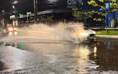 VÍDEO: Região tem virada no tempo com chuva e vendaval no início da noite deste sábado