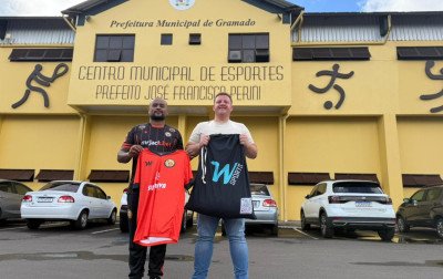 Equipe campeã da 1ª Divisão de Futsal de Gramado recebe materiais esportivos