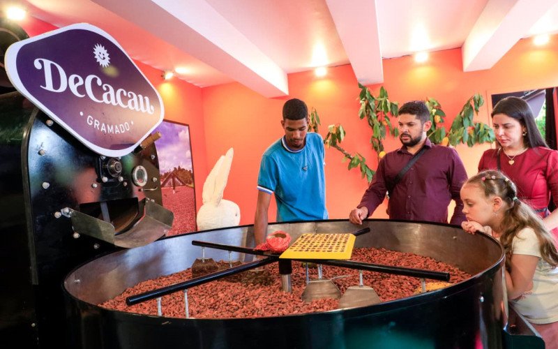 Com estande temático, ChocoPáscoa Gramado promove imersão no universo do chocolate