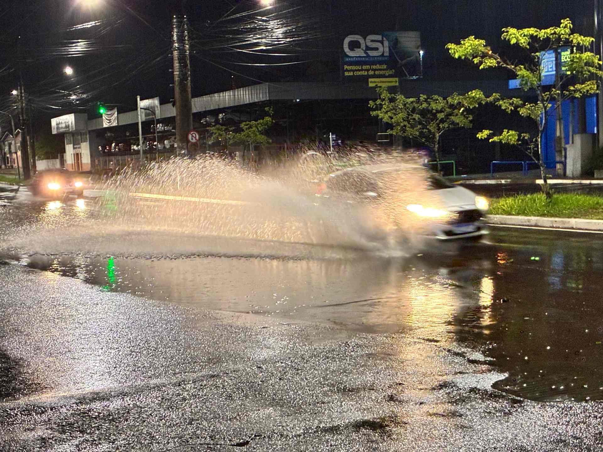 V&Iacute;DEO: Regi&atilde;o tem virada no tempo com chuva e vendaval no in&iacute;cio da noite deste s&aacute;bado