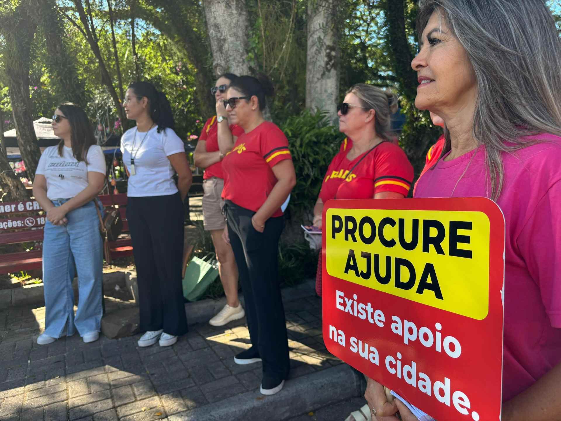 MULHERES NA ESQUINA: Diálogo e divulgação dos canais de denúncia marcam ato em defesa das mulheres em Igrejinha