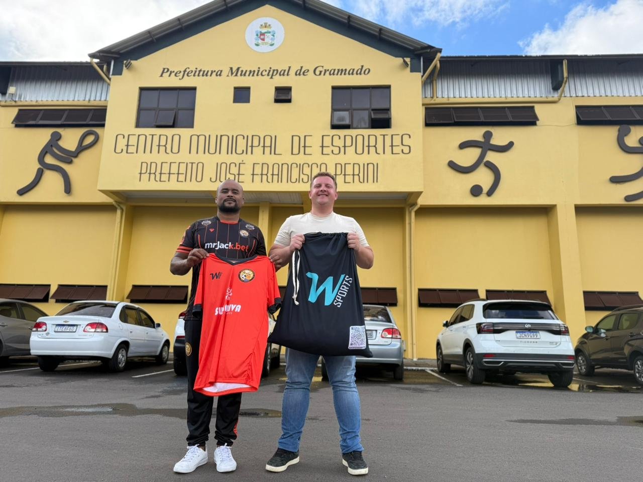 Equipe campe&atilde; da 1&ordf; Divis&atilde;o de Futsal de Gramado recebe materiais esportivos