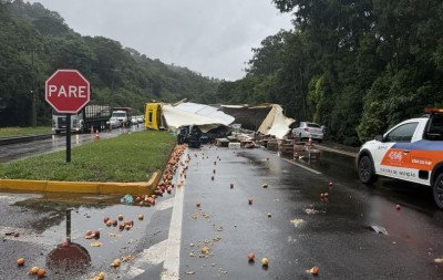 VÍDEO: Caminhão de frutas se choca com canteiro central e tomba na RS-122