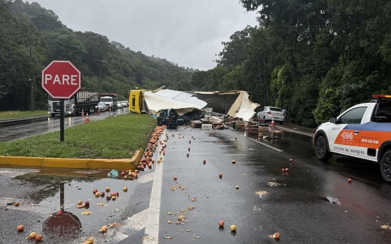 Caminhão com frutas tombou na RS-122, em Portão | abc+