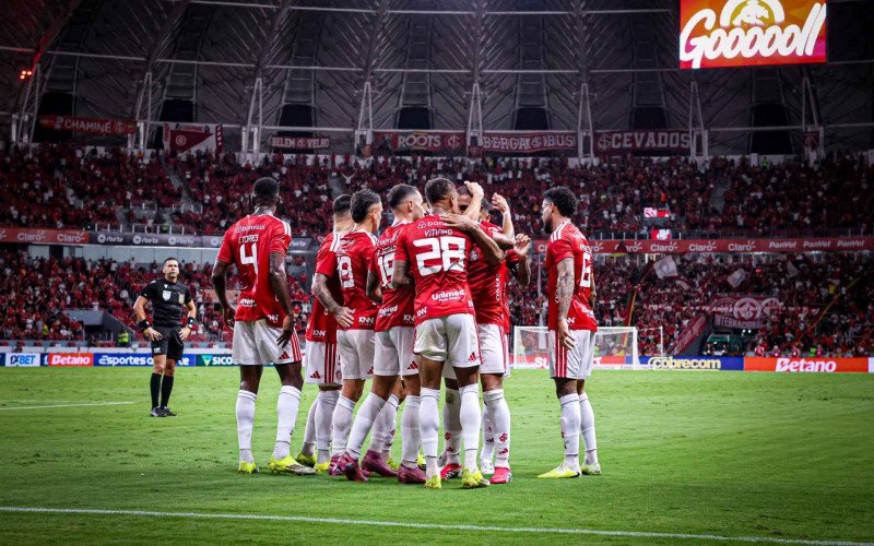 Jogadores do Inter comemoram o gol sobre a Chape | abc+