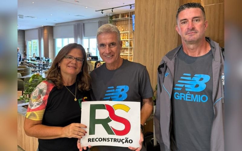 Karla Mombach pôde agradecer pessoalmente ao técnico Luís Castro e ao preparador físico Betinho pelo apoio durante as enchentes de 2024 | abc+