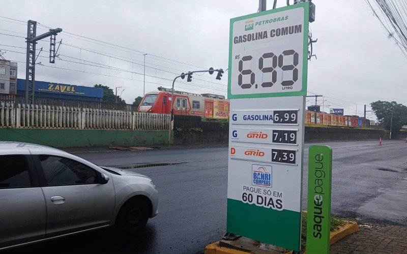 Litro da gasolina em Canoas já encosta nos sete reais em alguns postos de combustíveis, mas não há desabastecimento  | abc+