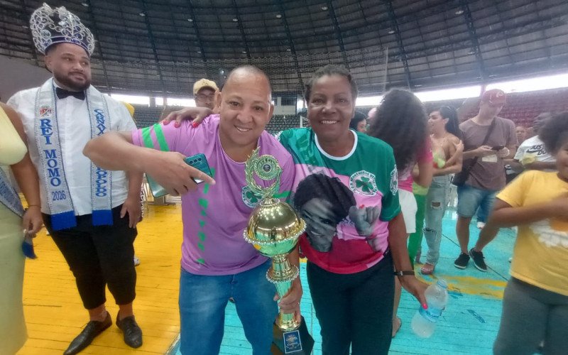 Dinho Santos e Nadir de Jesus celebram o bicampeonato