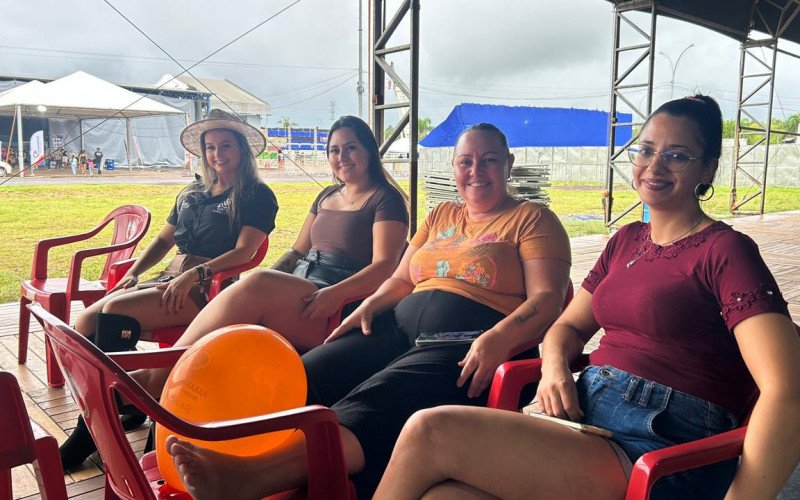 As amigas Naiane, Adriane, Fernanda e Camilly (da direita à esquerda), aproveitam o Festejando | abc+