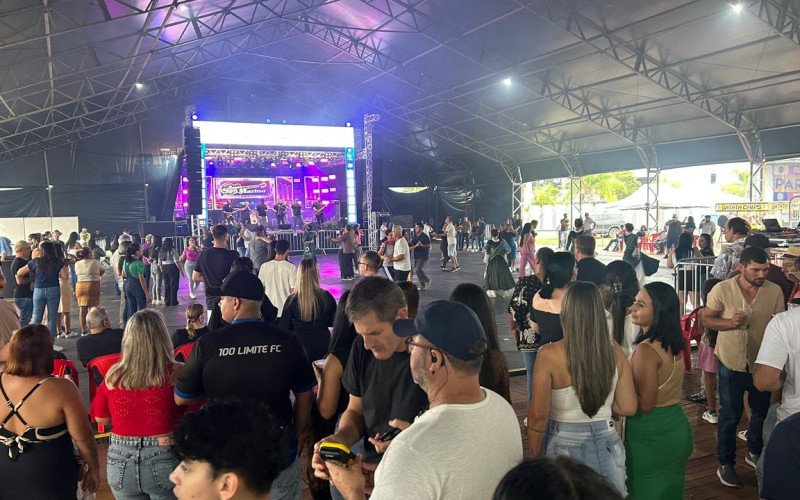 Centenas de pessoas marcaram presença no evento no domingo (22) | abc+