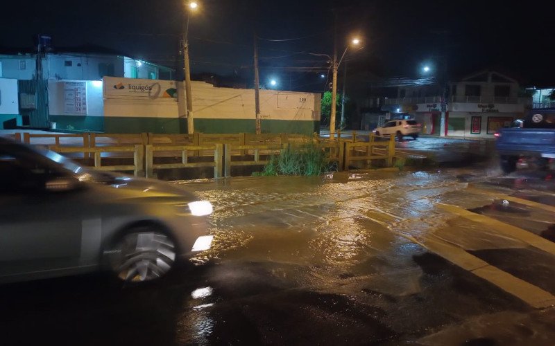 O vazamento foi provocado pelo rompimento de uma adutora