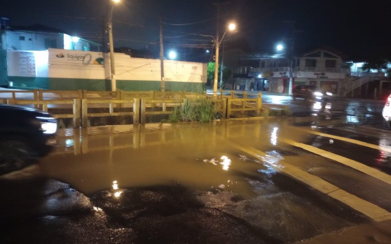 O vazamento foi provocado pelo rompimento de uma adutora