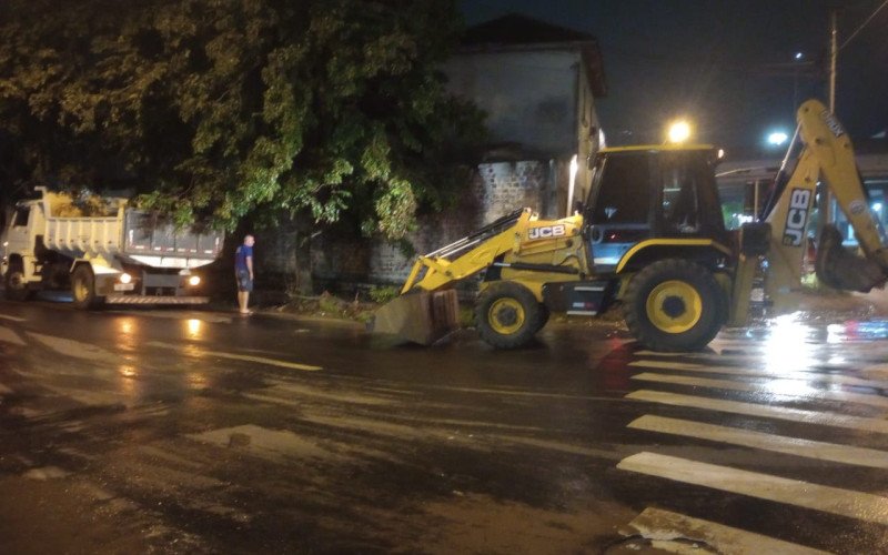 A equipe do Semae foi acionada por volta das 18h, e se mobilizou prontamente para conter o vazamento. 