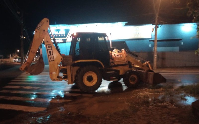 Equipes do Semae já estão no local trabalhando no conserto