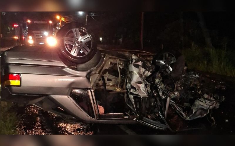 V&Iacute;DEO: Imagens mostram como ficou carro ap&oacute;s colis&atilde;o frontal e morte em rodovia da regi&atilde;o