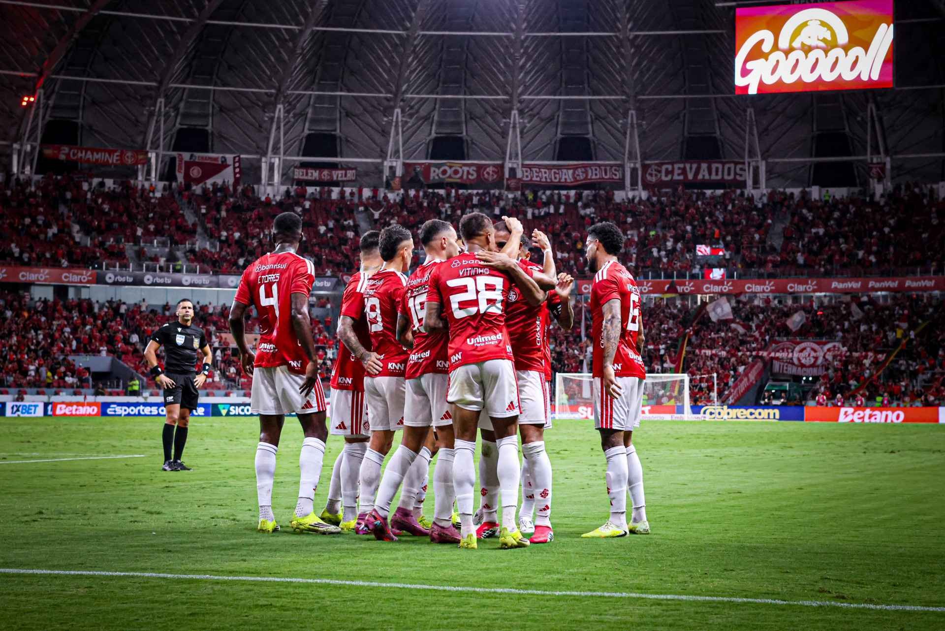 Inter vence a Chapecoense e se afasta da zona de rebaixamento