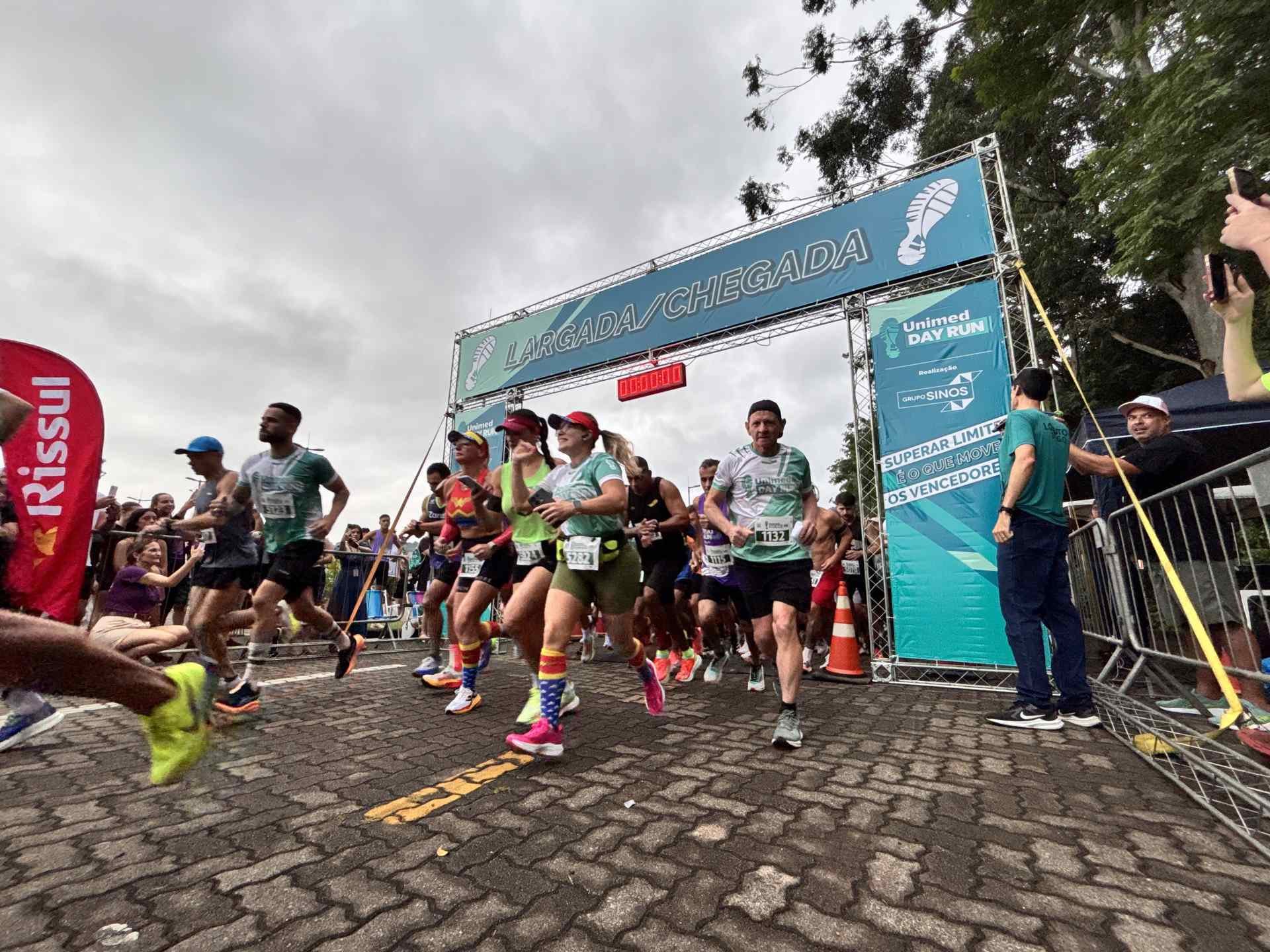 Atletas mostram que corrida vai al&eacute;m da competi&ccedil;&atilde;o na Unimed Day Run em Novo Hamburgo