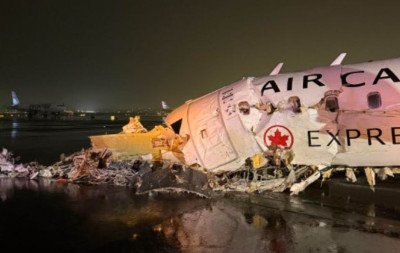 Colisão entre avião e caminhão de bombeiros mata dois em aeroporto de Nova York