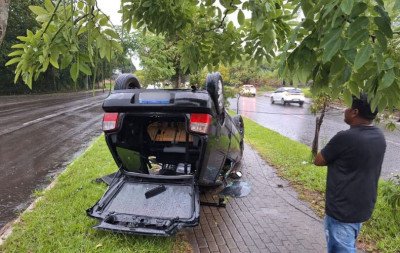 Motorista capota carro em uma das principais avenidas de Estância Velha