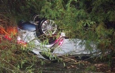RS-122: Carro sai da pista e capota em São Sebastião do Caí