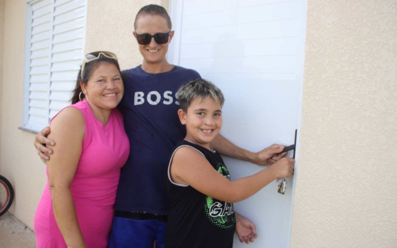 Fabiana, o marido Luiz Carlos e o filho Lorenzo sa&iacute;ram de um local constantemente atingido por alagamentos
